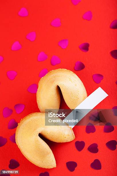 Photo libre de droit de Fortune Cookies Sur Du Papier Rouge banque d'images et plus d'images libres de droit de Amour - Amour, Biscuit, Biscuit divinatoire