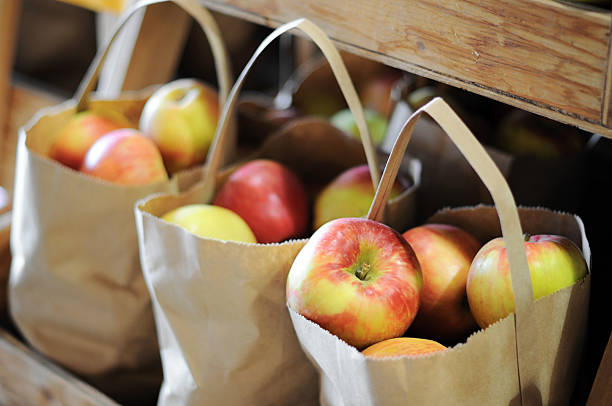 un sac de pommes à l'épicerie the market - spartan apple photos et images de collection