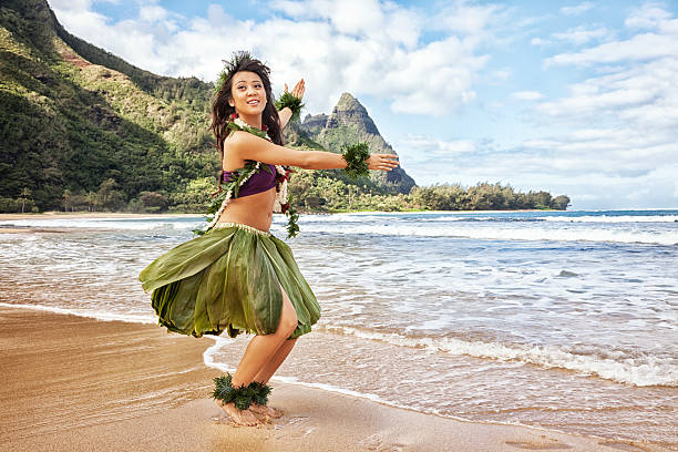 hawaiian bailarina de hula en la playa - makana peak fotografías e imágenes de stock