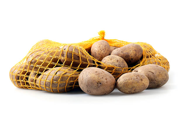 aislado bolsa de papas - raw potato red potato red vegetable fotografías e imágenes de stock