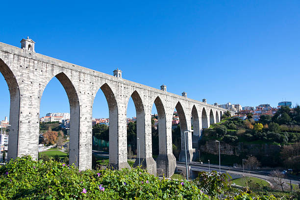 águas livres, um aqueduto de lisboa - canal água corrente - fotografias e filmes do acervo