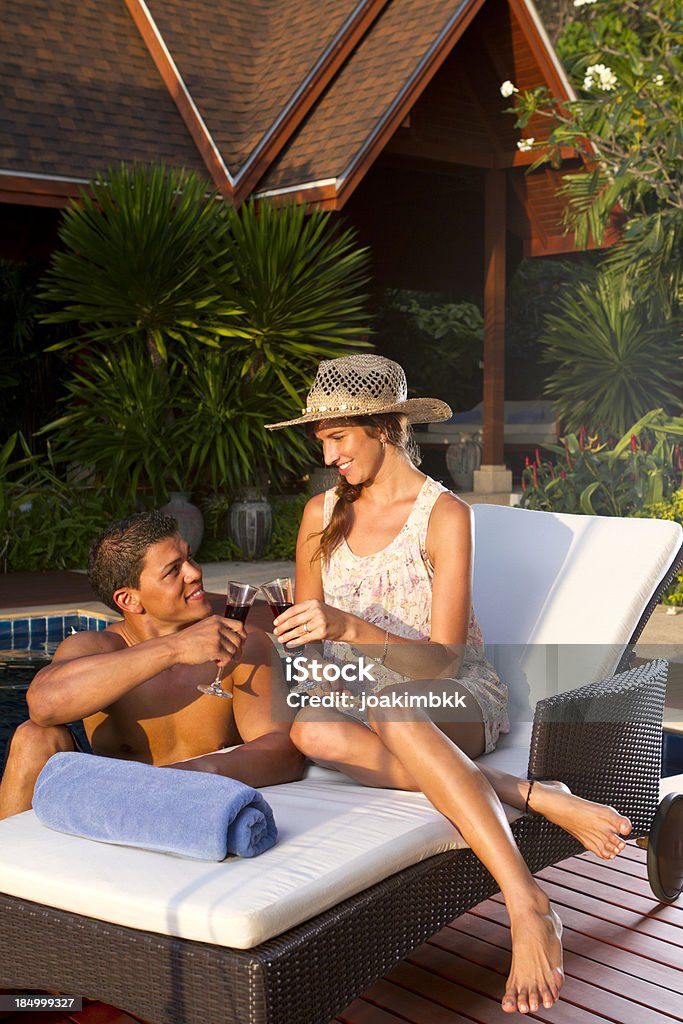 Pareja joven disfrutando del sol. - Foto de stock de Actividades recreativas libre de derechos