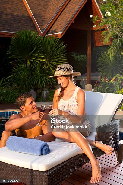 Pareja Joven Disfrutando Del Sol Foto de stock y más banco de imágenes de Actividades recreativas - Actividades recreativas, Adulto, Adulto joven