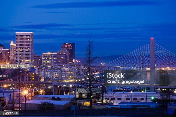 Centro Città Di Tacoma Washington A Notte - Fotografie stock e altre immagini di Tacoma - Tacoma, Acqua, Acqua fluente