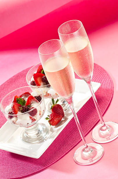 istock Champagne and Srtawberry Dessert 184999859