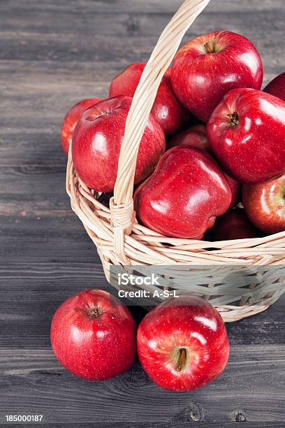 Rote Äpfel Im Korb Stockfoto und mehr Bilder von Apfel - Apfel, Apfelsorte Red Delicious, Bildschärfe