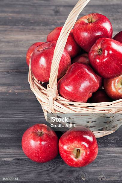 Photo libre de droit de Pommes Rouges Dans Le Panier banque d'images et plus d'images libres de droit de Agriculture - Agriculture, Aliment, Aliment cru