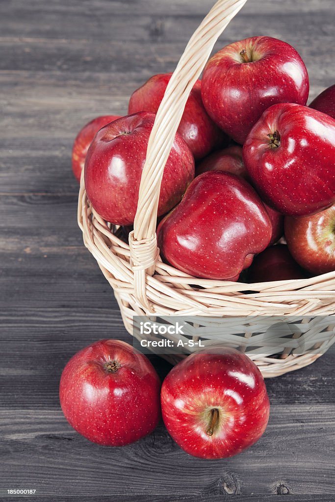 레드 사과들 바스켓에 - 로열티 프리 0명 스톡 사진
