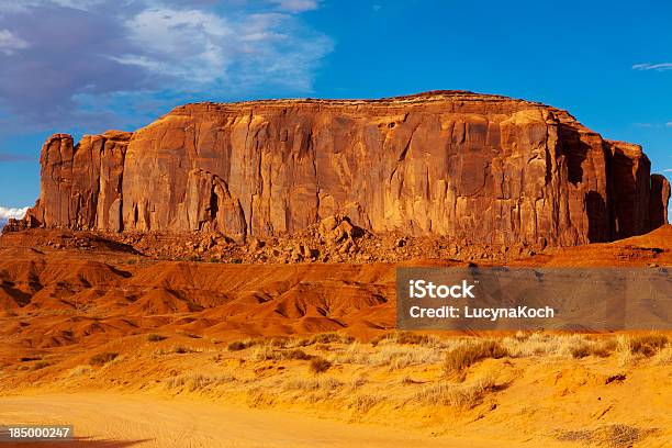 Monument Valley Dei Navajo Parco Tribale Utaharizona - Fotografie stock e altre immagini di Altopiano