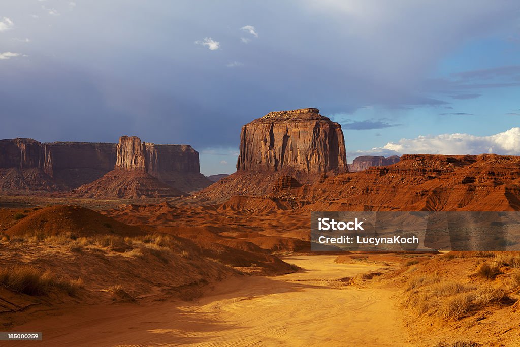 Monument valley Tribal Park, Navajo, Utah-Arizona - Lizenzfrei Wüstenstraße Stock-Foto