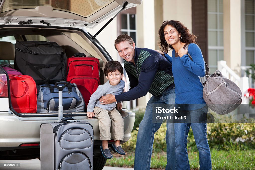 Família vai na estrada viagem com malas no carro - Foto de stock de Família royalty-free