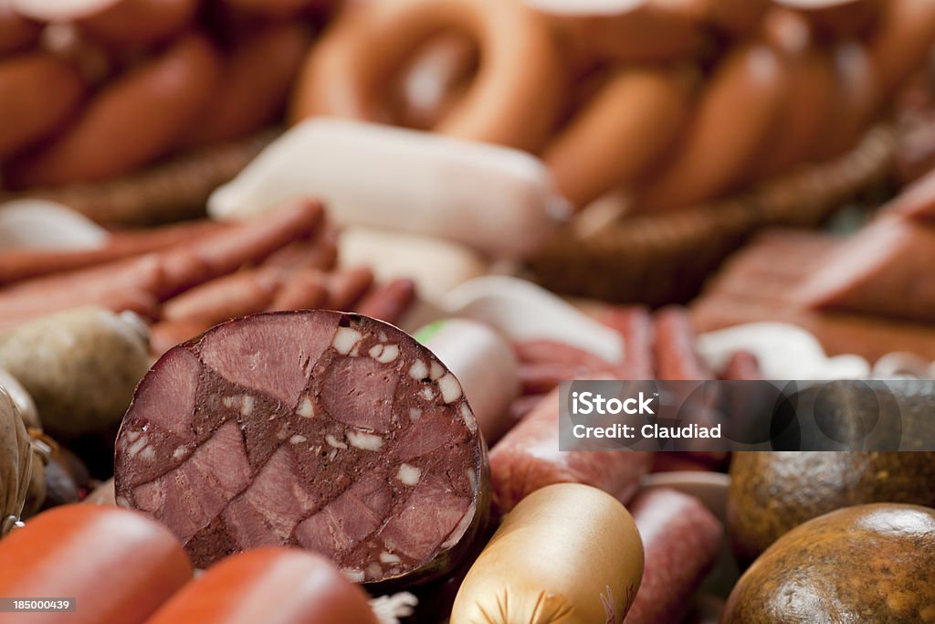 Saucisses en boucherie - Photo de Aliment libre de droits