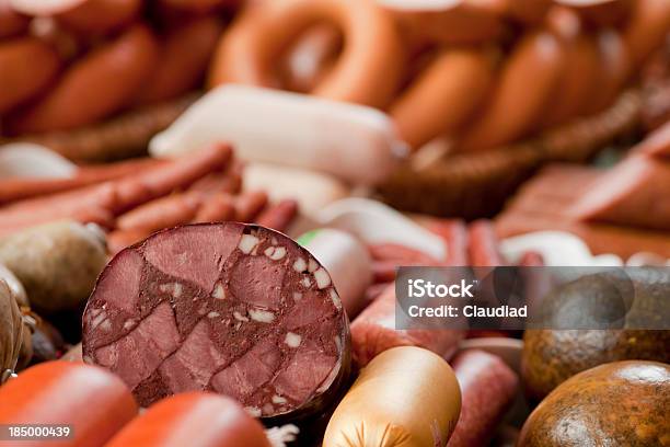 Photo libre de droit de Saucisses En Boucherie banque d'images et plus d'images libres de droit de Aliment - Aliment, Aliments et boissons, Boucherie