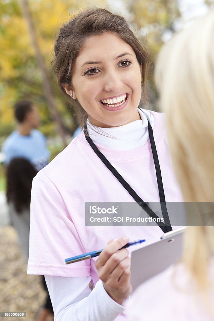 Voluntário assinatura pessoas up em um Evento de beneficiência - Royalty-free Divertimento Foto de stock