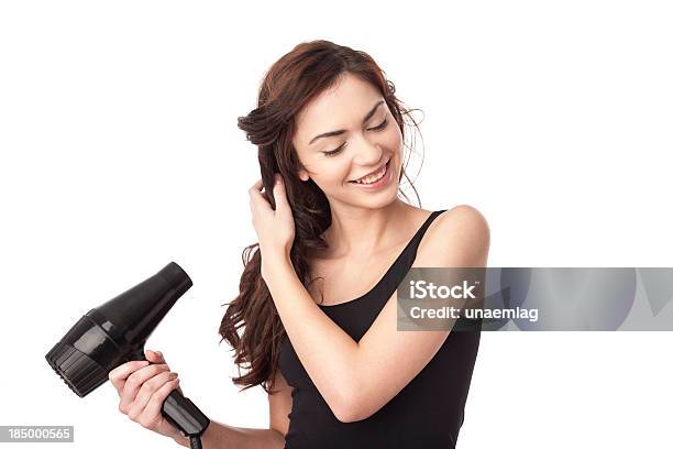 머리 Drayer 사용 중인 여성 빨래건조기에 대한 스톡 사진 및 기타 이미지 - 빨래건조기, 수건으로 말리기, 패션모델