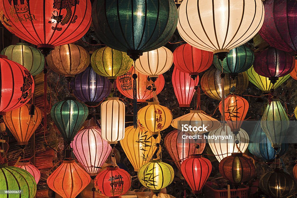 Ses lampes en soie à Hoi An ville, Vietnam - Photo de Art libre de droits