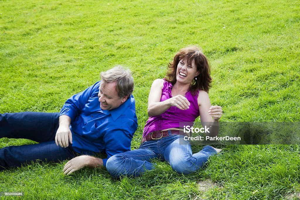 Bonito Casal brincando e rir fora - Royalty-free Brincalhão Foto de stock