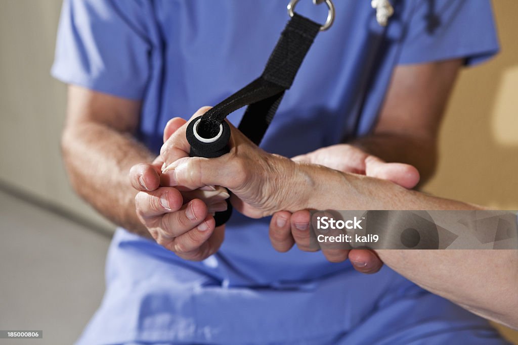 Physiotherapeuten arbeiten mit einem Patienten's Handgelenk und arm - Lizenzfrei Ergotherapie Stock-Foto