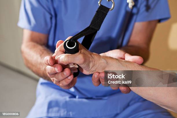 Physiotherapeuten Arbeiten Mit Einem Patientens Handgelenk Und Arm Stockfoto und mehr Bilder von Ergotherapie