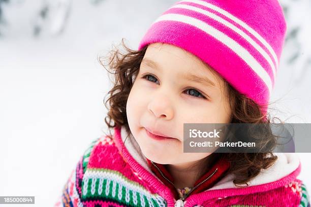 Schöne Kleine Mädchen Spielen Im Schnee Mit Rosa Hut Stockfoto und mehr Bilder von 2-3 Jahre