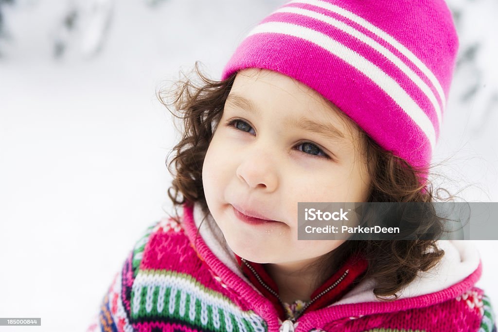 Belle Petite fille jouant dans la neige portant Chapeau rose - Photo de 2-3 ans libre de droits