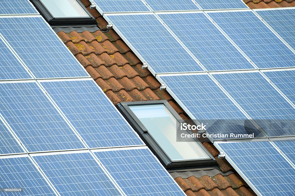 Sonnenkollektoren auf dem Dach einer alten - Lizenzfrei Dach Stock-Foto