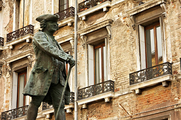 carlo goldoni statue in venedig - carlo goldoni stock-fotos und bilder