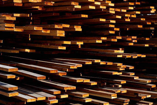 stos tylko częściowo redwood przetwarzanego - timber lumber industry redwood stack zdjęcia i obrazy z banku zdjęć