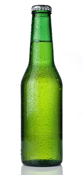 bottiglia di birra fredda ghiaccio isolato su sfondo bianco - beer bottle beer cold alcohol foto e immagini stock