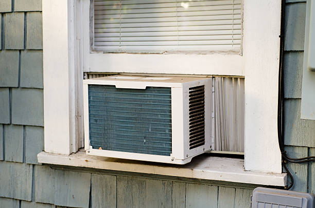 ar-condicionado - air conditioner window heat hot day - fotografias e filmes do acervo