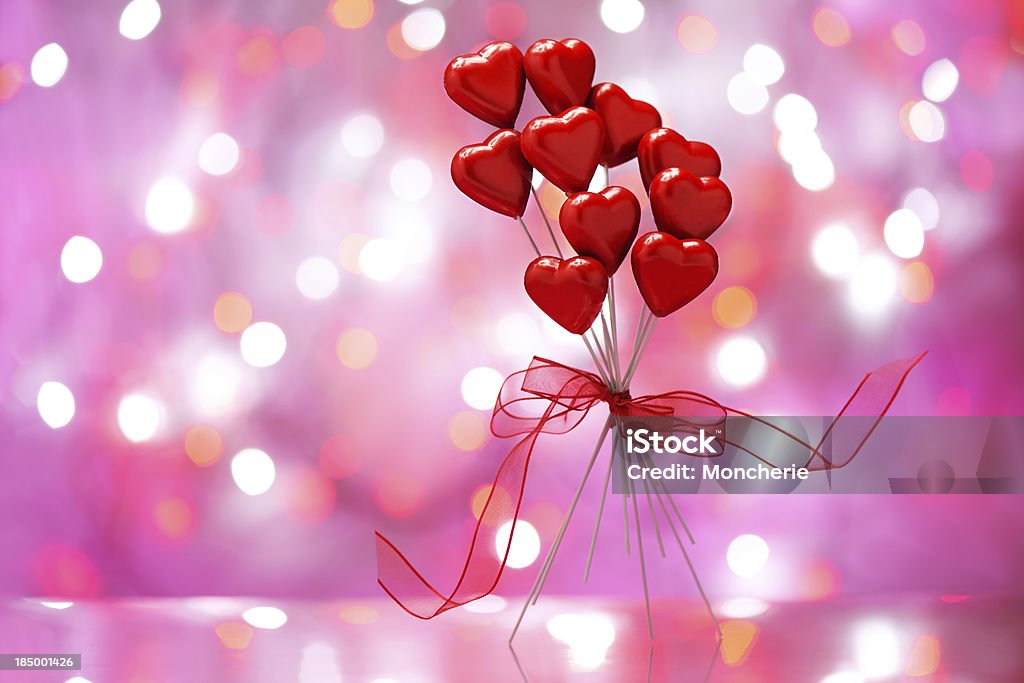 Corazones en fondo iluminado rojo - Foto de stock de Amor - Sentimiento libre de derechos