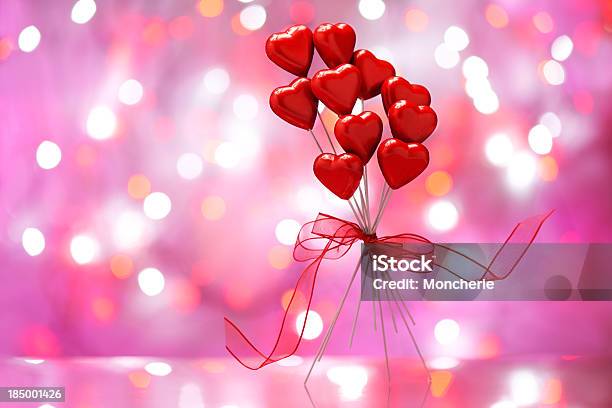 Corazones En Fondo Iluminado Rojo Foto de stock y más banco de imágenes de Amor - Sentimiento - Amor - Sentimiento, Ausencia, Buqué