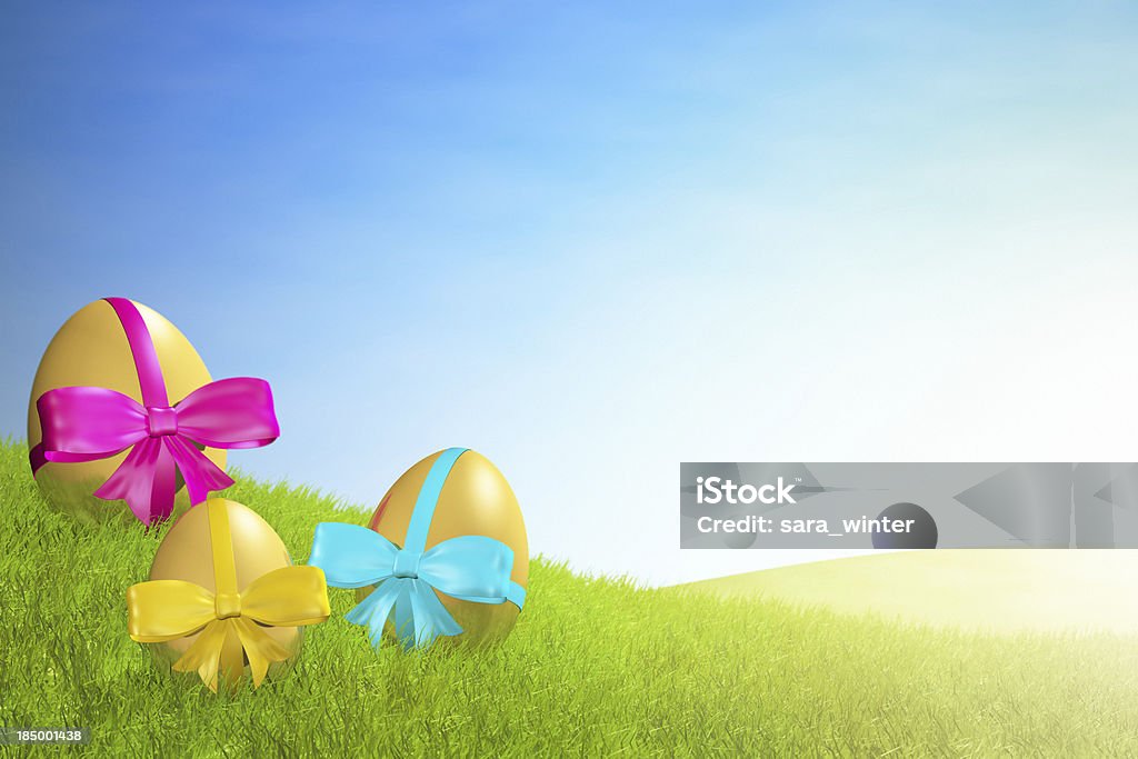 Ovos de Páscoa com colorido laços na grama, luz brilhante - Foto de stock de Alto contraste royalty-free