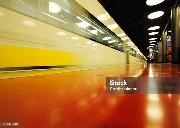 Photo libre de droit de La Station De Métro De Couleur banque d'images et plus d'images libres de droit de Gare - Gare, Mouvement flou, Personne humaine