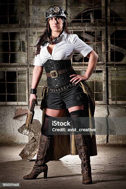 Steampunk Babe Está Pronto Para Uma Luta - Fotografias de stock e mais imagens de Armazém - Armazém, Steampunk, 20-24 Anos