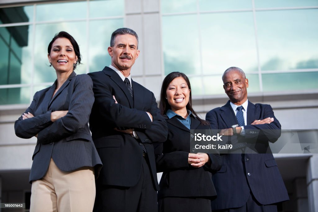 Equipe de empresários em pé do lado de fora do edifício de escritório - Foto de stock de Afro-americano royalty-free