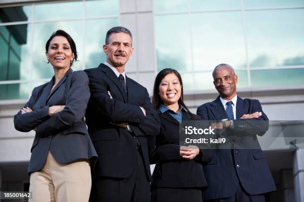 Foto de Equipe De Empresários Em Pé Do Lado De Fora Do Edifício De Escritório e mais fotos de stock de Afro-americano