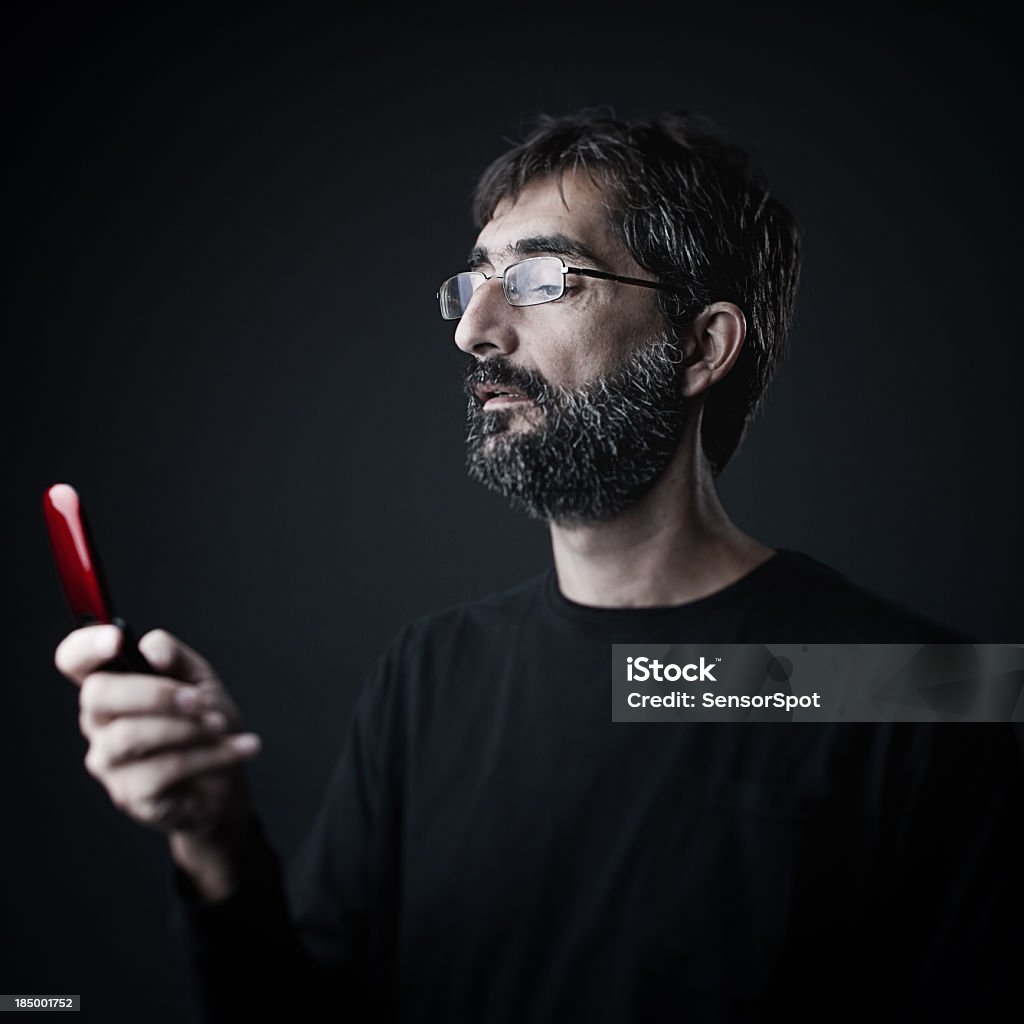 Homme au téléphone - Photo de Fond noir libre de droits