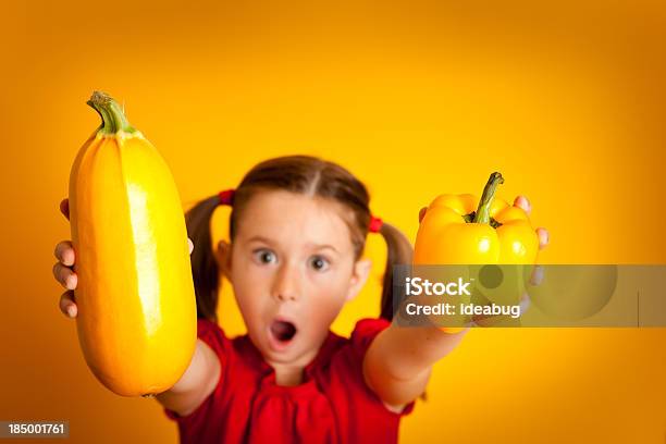 Jovem Menina Segurando Pimentão Laranja E Abóbora - Fotografias de stock e mais imagens de Legumes - Legumes, Surpresa, 6-7 Anos