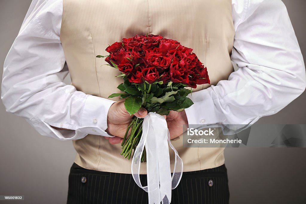 roses homme se cacher derrière - Photo de Adulte libre de droits