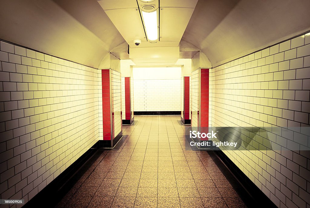 Tunnel della metropolitana di Londra - Foto stock royalty-free di Muro