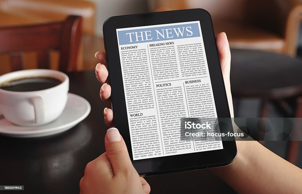 Lettura news con digital tablet - Foto stock royalty-free di Giornale