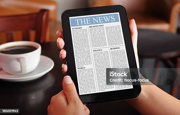 Lettura News Con Digital Tablet - Fotografie stock e altre immagini di Giornale - Giornale, Mass Media, Lettore di libri elettronici