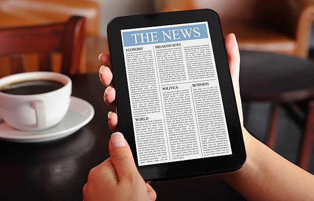 czytanie wiadomości z cyfrowego tabletu - newspaper the media reading digital display zdjęcia i obrazy z banku zdjęć