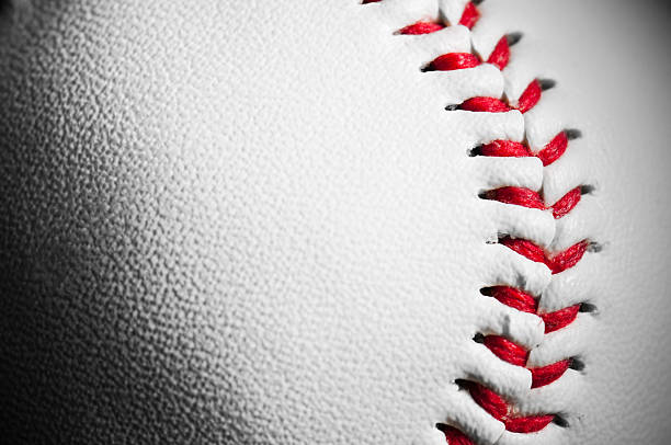 texture e dettaglio della pelle bianca baseball con impuntura rossa - baseball baseballs sport close up foto e immagini stock