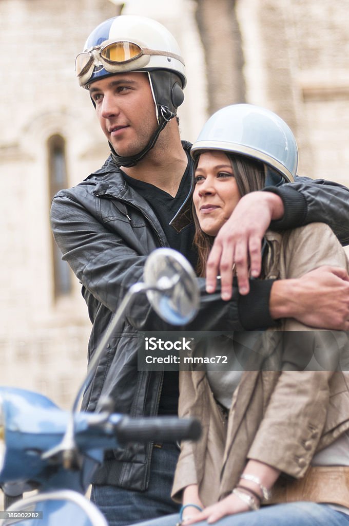 Guy e Girs abbracciare un motorino - Foto stock royalty-free di Monopattino