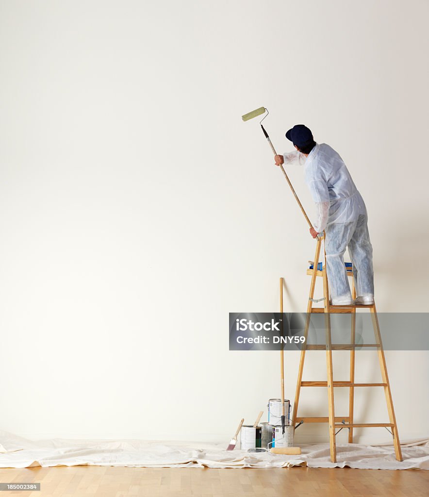 House painter stehend auf Leiter Malerei eine große Mauer - Lizenzfrei Malen Stock-Foto