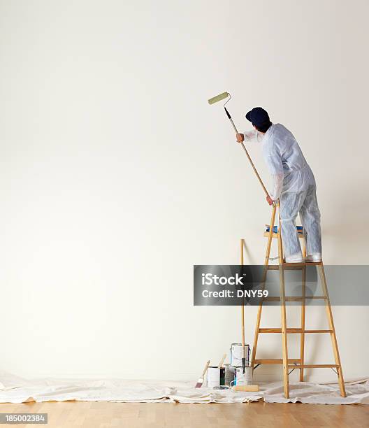 House Painter Stehend Auf Leiter Malerei Eine Große Mauer Stockfoto und mehr Bilder von Malen