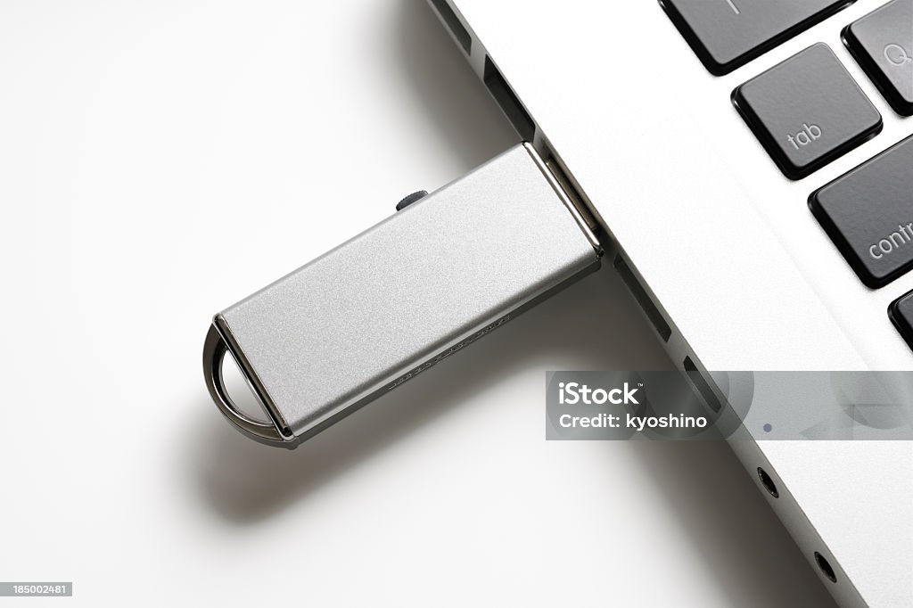 絶縁ショットのノートパソコンの USB フラッシュドライブ、ホワイト - USBスティックのロイヤリティフリーストックフォト
