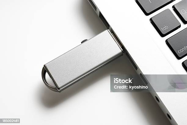 Выделение Ноутбука С Флэшнакопитель Usb Подключеный На Белом — стоковые фотографии и другие картинки Флешка